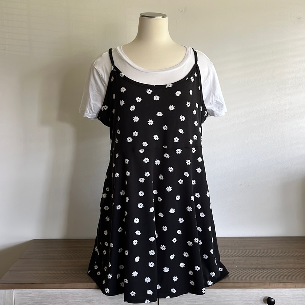 Hot Topic Black and White 90s Inspired Daisy Flower Dress and Tee Set